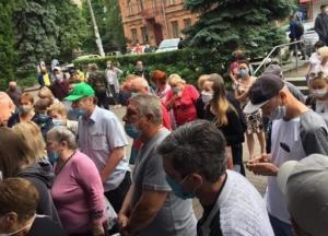 В Житомире в очереди в поликлинику собрались более сотни человек