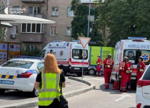 У Черкасах озброєний чоловік захопив "Макдональдс", він стріляє (відео)