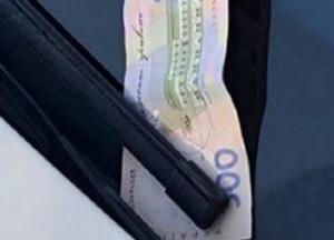 Деньги под дворником: новая "схема" угона авто (фото)