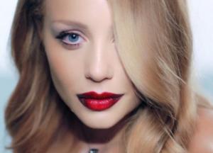 Тина Кароль ошеломила платьем с обнаженной спиной (фото)