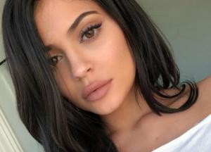 В одном боди и с бокалом вина: Кайли Дженнер сделала смелое фото