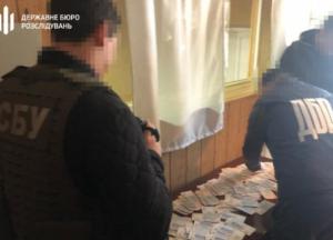 ГБР совместно с Офисом генпрокурора и СБУ задержали прокурора-взяточника (фото)