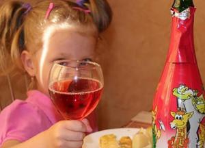 Медики рассказали об опасности детского шампанского