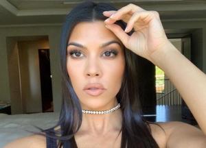 Кортни Кардашьян показала архивное фото топлес