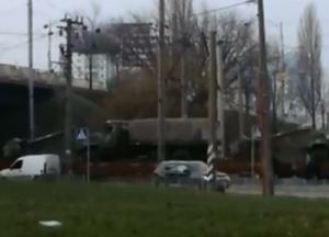 В Киеве заметили колонну военной техники (видео) 