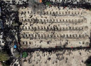 В Ірані ховають дівчат, які загинули внаслідок авіаудару по початковій школі (відео)