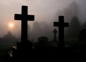 Окупанти потурбували мертвих у Межовій: вдарили по Кам’янському кладовищу (відео)
