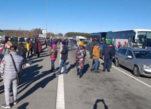 Украина отправляет в Польшу автобусы за пешими туристами