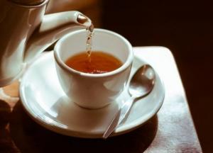 Медики рассказали о вреде употребления утреннего чая на пустой желудок