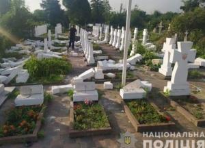 В Стрые вандал надругался над могилами сечевых стрельцов