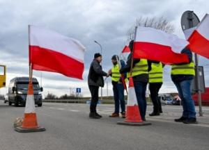 Польські фермери повністю перекрили рух вантажівок на чотирьох напрямках: кордон заблокований