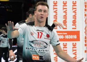 "Неужели нужно дождаться, чтобы за сутки умирало 400-500 человек?": капитан сборной Украины по волейболу эмоционально обратился к украинцам