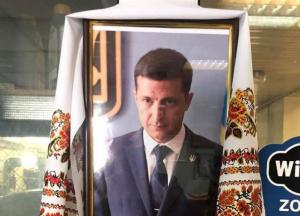 На одесской СТО повесили портрет Зеленского с рушниками (фото)