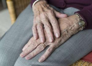Медики назвали признаки болезни Альцгеймера, которые появляются за 10 лет до начала недуга