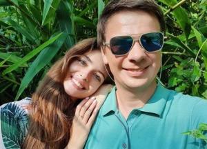 В цветнике: счастливый Дмитрий Комаров позировал в окружении женщин (фото)