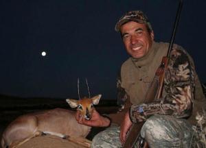 "Наслаждается смертью": кандидат от "ОП - За життя" позирует с убитыми им редкими животными (фото)