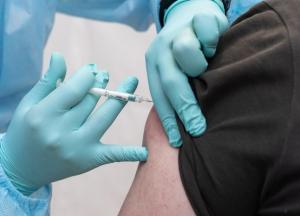 Иностранцы и лица без гражданства могут вакцинироваться от COVID в Украине