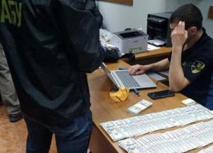 Чиновник фискальной службы попался на взятке в 50 тысяч долларов