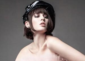 MARUV показала глубокое декольте в платье из латекса (фото)