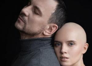 Янина Соколова и Валерий Харчишин страстно целуются в новом видео