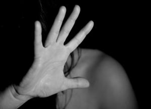 В Полтавской области мужчина средь бела пытался изнасиловать 15-летнюю девочку
