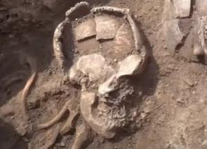 Уникальное захоронение. Археологи нашли скелеты древних людей с урнами на головах