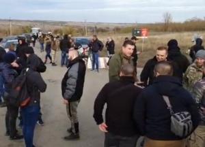 В Золотом протестуют против разведения войск (видео)