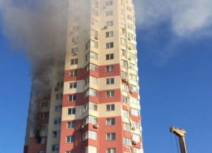 В Киеве вспыхнул сильный пожар в многоэтажке (фото)