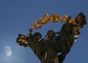 Уламки дрона під час атаки РФ упали біля Монумента Незалежності в Києві