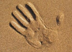 Двухлетний малыш задохнулся в песке: рядом был отец и еще трое детей