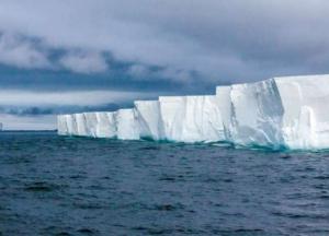 Самый большой айсберг в мире раскололся надвое 
