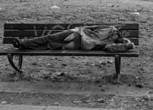 Бедные люди быстрее стареют: ученые рассказали, как нищета отбирает у людей силы