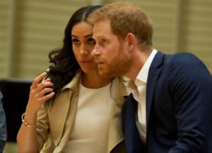 Королева Елизавета постоянно доводит принца Гарри до слез (фото)