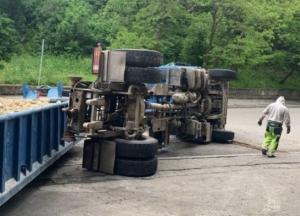 В центре Киева перевернулся грузовик. Затруднено движение транспорта