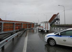 В России подъемный кран снес мост