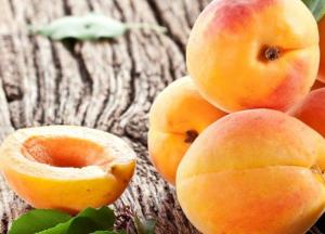 Врачи рассказали, в каких случаях вредно есть абрикосы