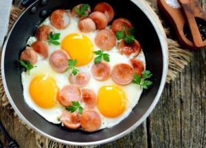 Названы продукты, которые опасно есть с яйцами