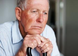 Пожилых украинцев призывают оставаться дома