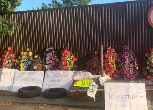 Неизвестные подбросили гроб и венки в поселок, где живет экс-глава Нацбанка Смолий