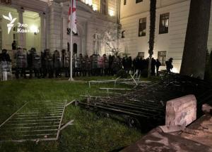 Протестувальники у Тбілісі штурмують президентський палац та влаштували вогняні барикади (відео)