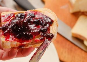 Медики рассказали, кому вредно есть хлеб с вареньем 