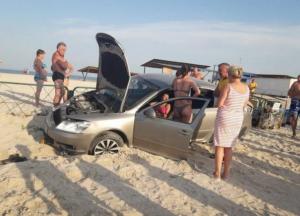 В Кирилловке девушка на автомобиле влетела прямо на пляж (Фото)