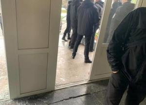 Активисты выбили двери на сессии горсовета Львова (видео)
