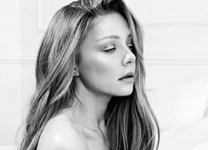 Тина Кароль не надела бюстгальтер под футболку (фото)