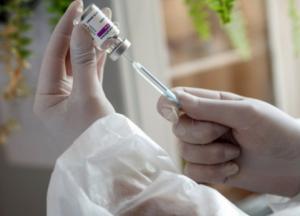 Украина вводит бустерную вакцинацию от COVID для всех старше 18 лет