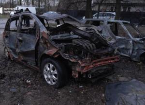 Нічні вибухи у Чернігові: дрон влучив у багатоповерхівку і спалив машини на автостоянці (відео)