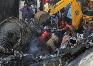 Авиакатастрофа в Пакистане: власти сообщили о двух выживших