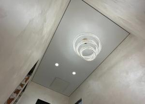 Все про натяжні стелі для вашої вітальні