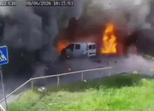У Запоріжжі БпЛА влучив у маршрутку та зупинку, люди лежать просто на землі: відео прильоту