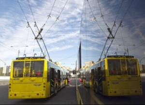 Транспортний колапс поглинув Київ: зупинилися тролейбуси та трамваї, люди йдуть пішки по коліям (відео)